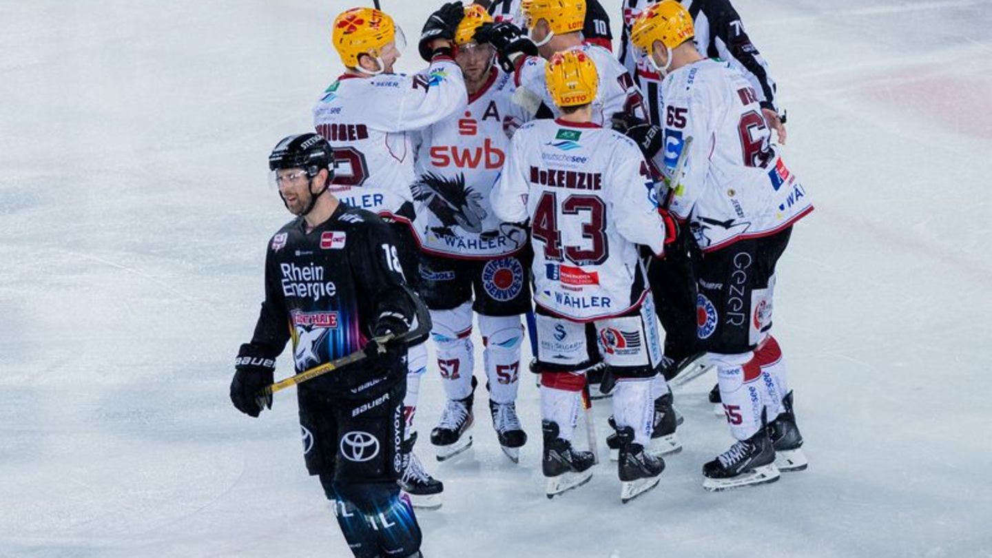 Hockey Sur Glace Sous Une Pluie Battante Les Requins De Cologne