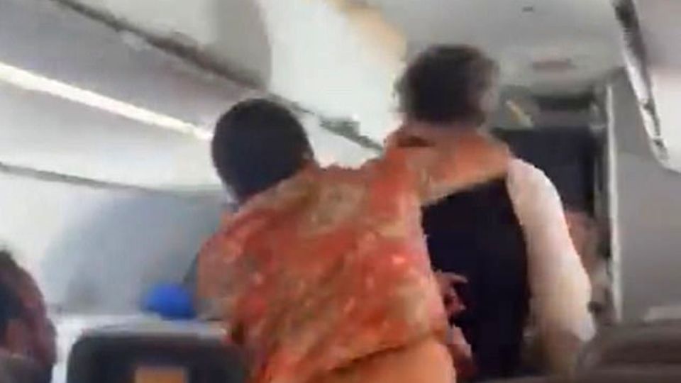 Escalade dans un avion : un passager frappe brutalement l'agent de bord à l'arrière de la tête - et est ensuite ligoté