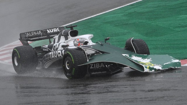 Formule 1 à Suzuka : Petite et grande frayeur : Pierre Gasly a d'abord vu un panneau publicitaire s'envoler sur sa voiture, puis le Français a failli entrer en collision avec un véhicule de dépannage.