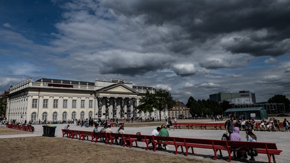 Le musée Fridericianum à Kassel sous un ciel nuageux © picture alliance/dpa | Swen Pförtner 