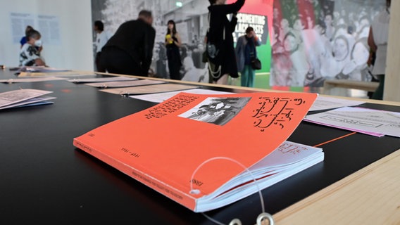 Sur une table, une brochure rouge du "Archives des luttes des femmes en Algérie" © picture alliance/dpa | Uwe Zucchi 