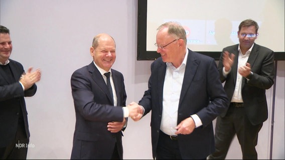 Le chancelier Scholz serre joyeusement la main du vainqueur des élections en Basse-Saxe, Weil (tous deux SPD). © capture d'écran 