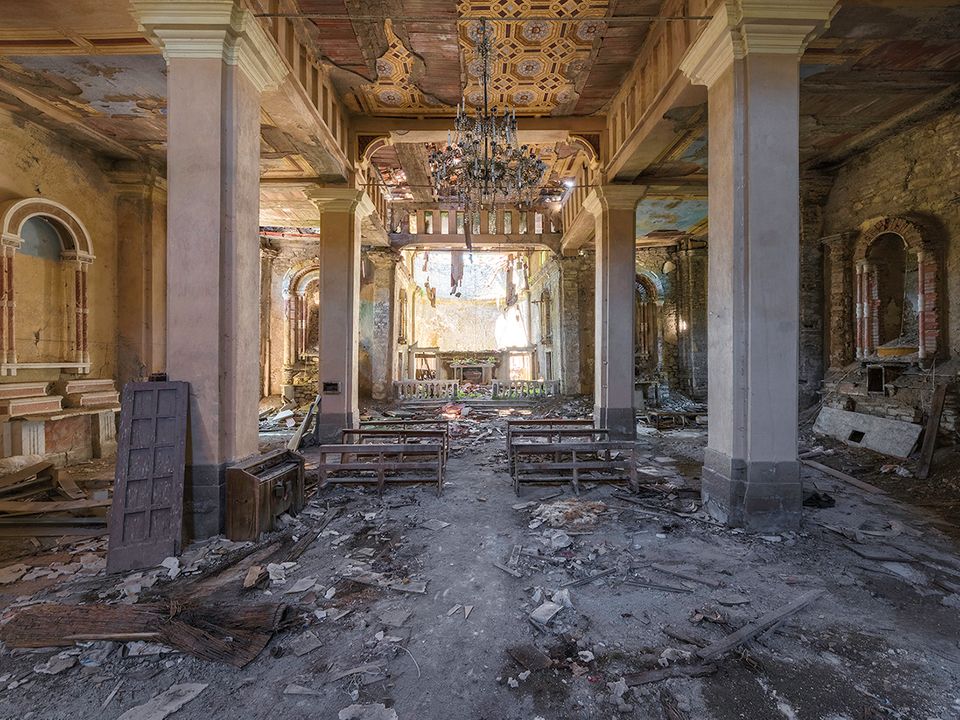Cette chapelle en Italie a été détruite par un tremblement de terre il y a des années. Le photographe Francis Meslet a visité des églises abandonnées en Europe et a publié ses clichés dans le livre "Mind Travels".