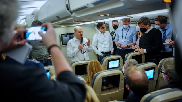 Dans l'avion du gouvernement : Tout près : le chancelier allemand Olaf Scholz (SPD, au centre) s'entretient avec les journalistes qui l'accompagnent dans un Airbus A340 de l'armée de l'air sur le vol de retour de Moscou à Berlin.