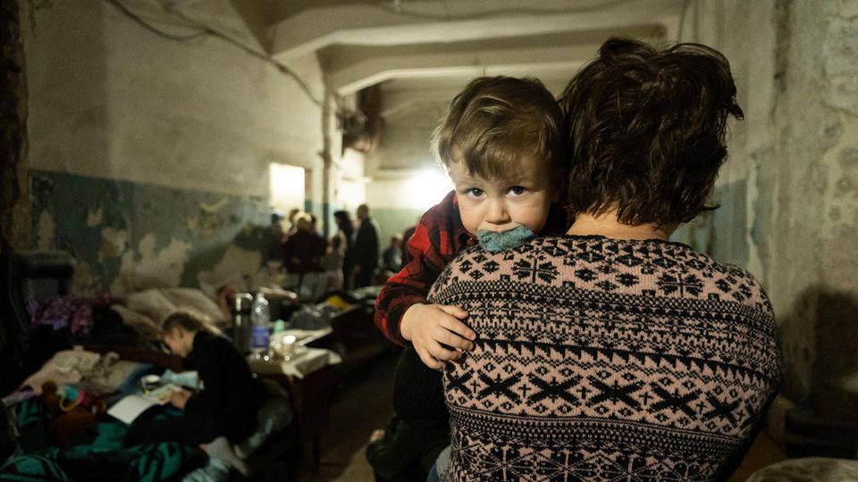 Ukraine, mars 2022 : un enfant dans un abri à Marioupol