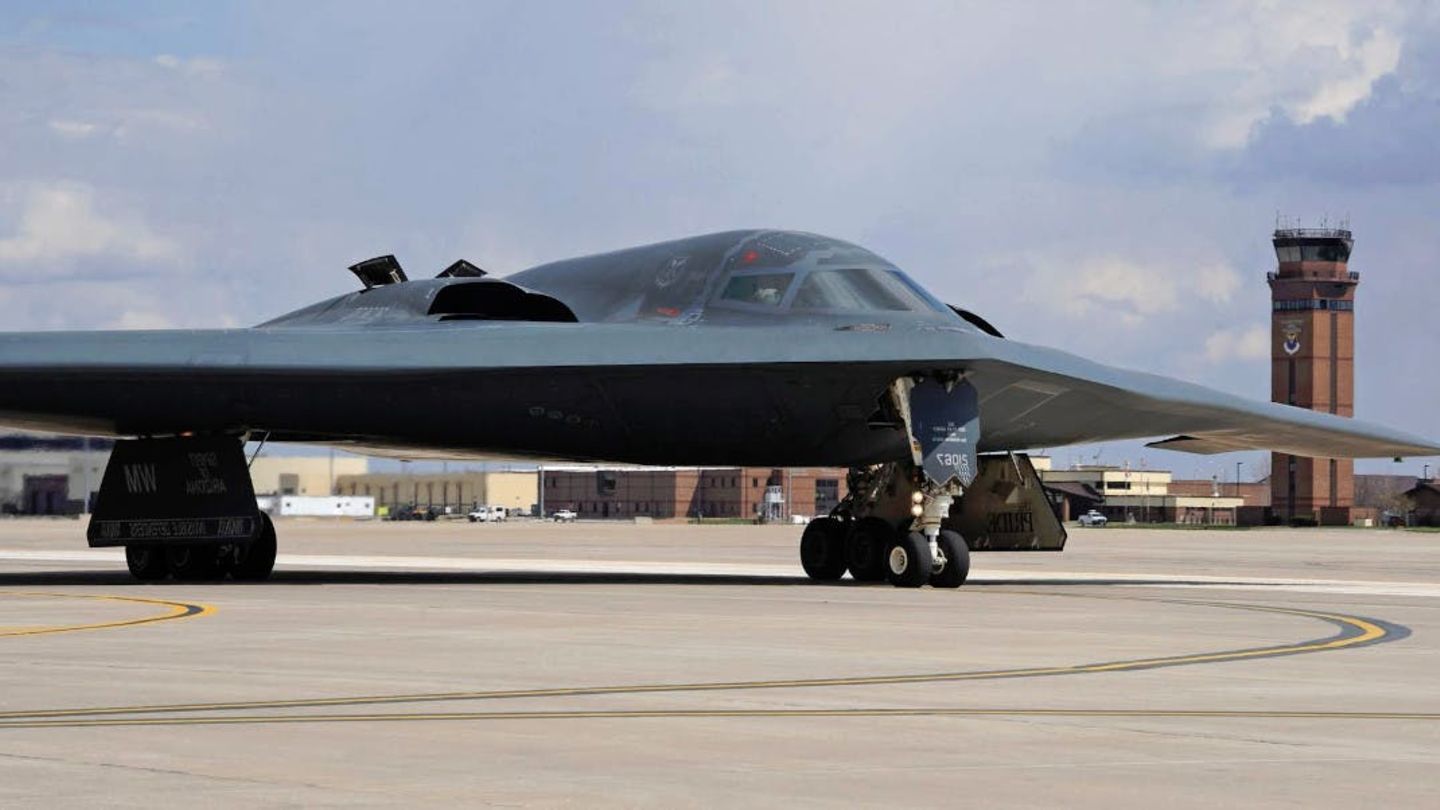 Le B-21 Est Dévoilé : Le Bombardier Furtif Doit Révolutionner L'armée ...